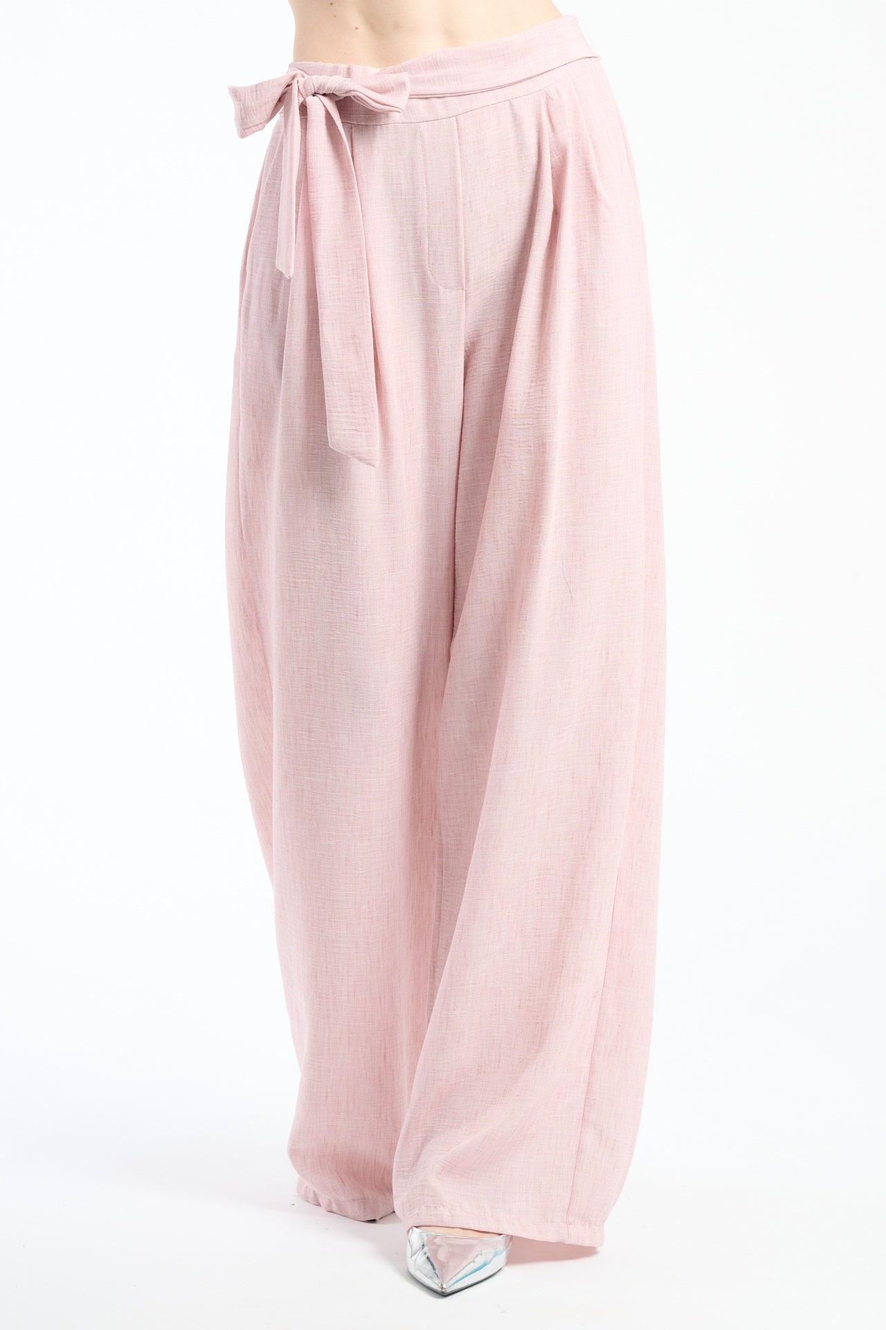 Pantaloni rosa a gamba ampia, stile romantico e trendy.