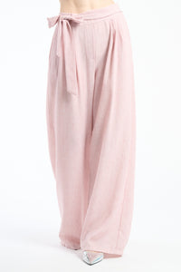 Pantaloni rosa a gamba ampia, stile romantico e trendy.