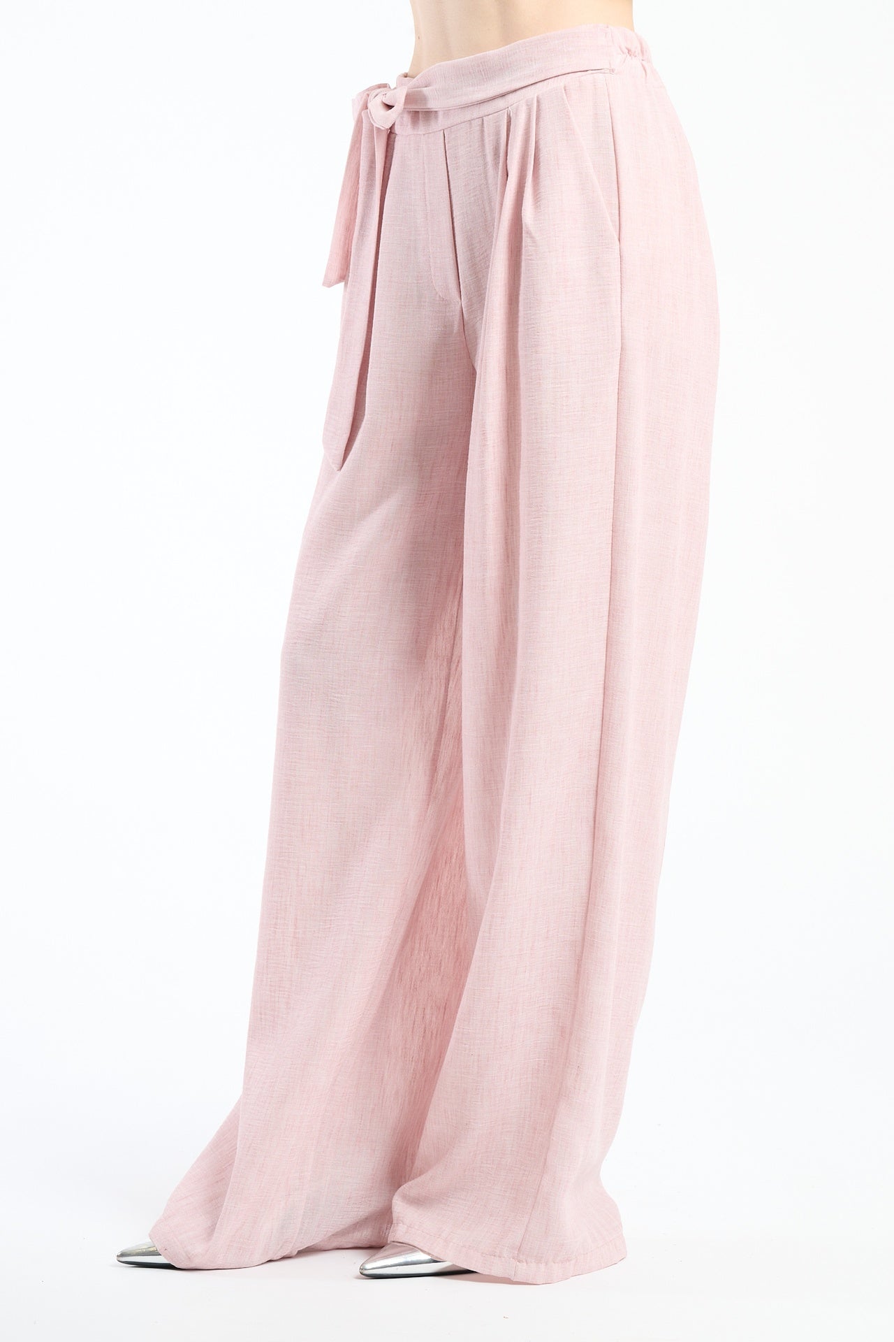 Pantaloni rosa in tessuto leggero con cordoncino, freschi e accattivanti.