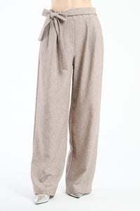 Pantaloni tabacco a gamba ampia, stile vintage e rassicurante.