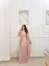 Persona in abito rosa elegante, ambiente lago