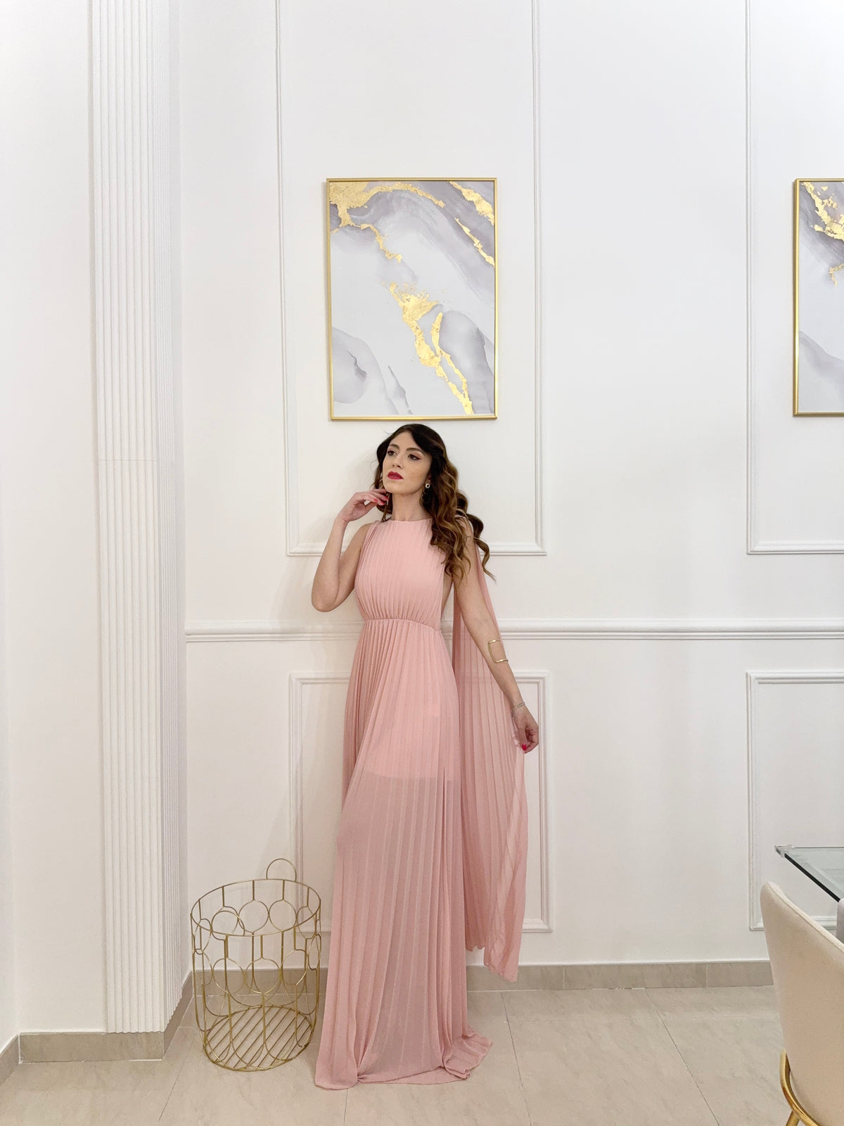 Persona in abito rosa elegante, ambiente lago