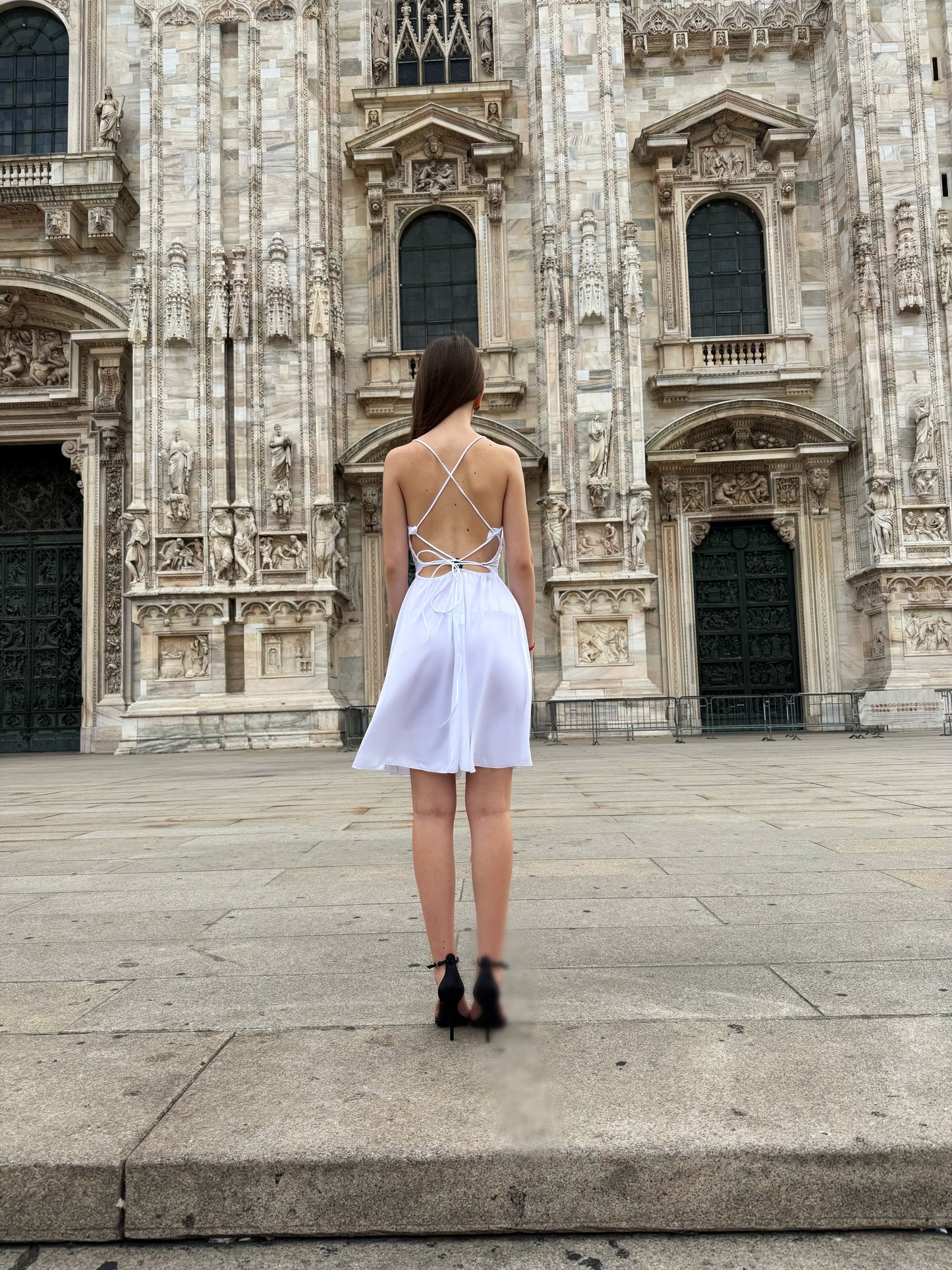 Ragazza con abito bianco, scenario Duomo di Milano