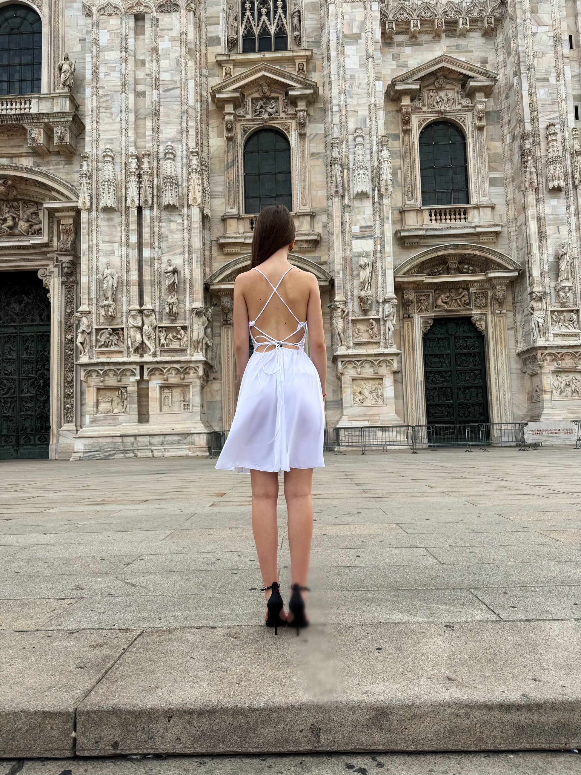 Ragazza con abito bianco, scenario Duomo di Milano