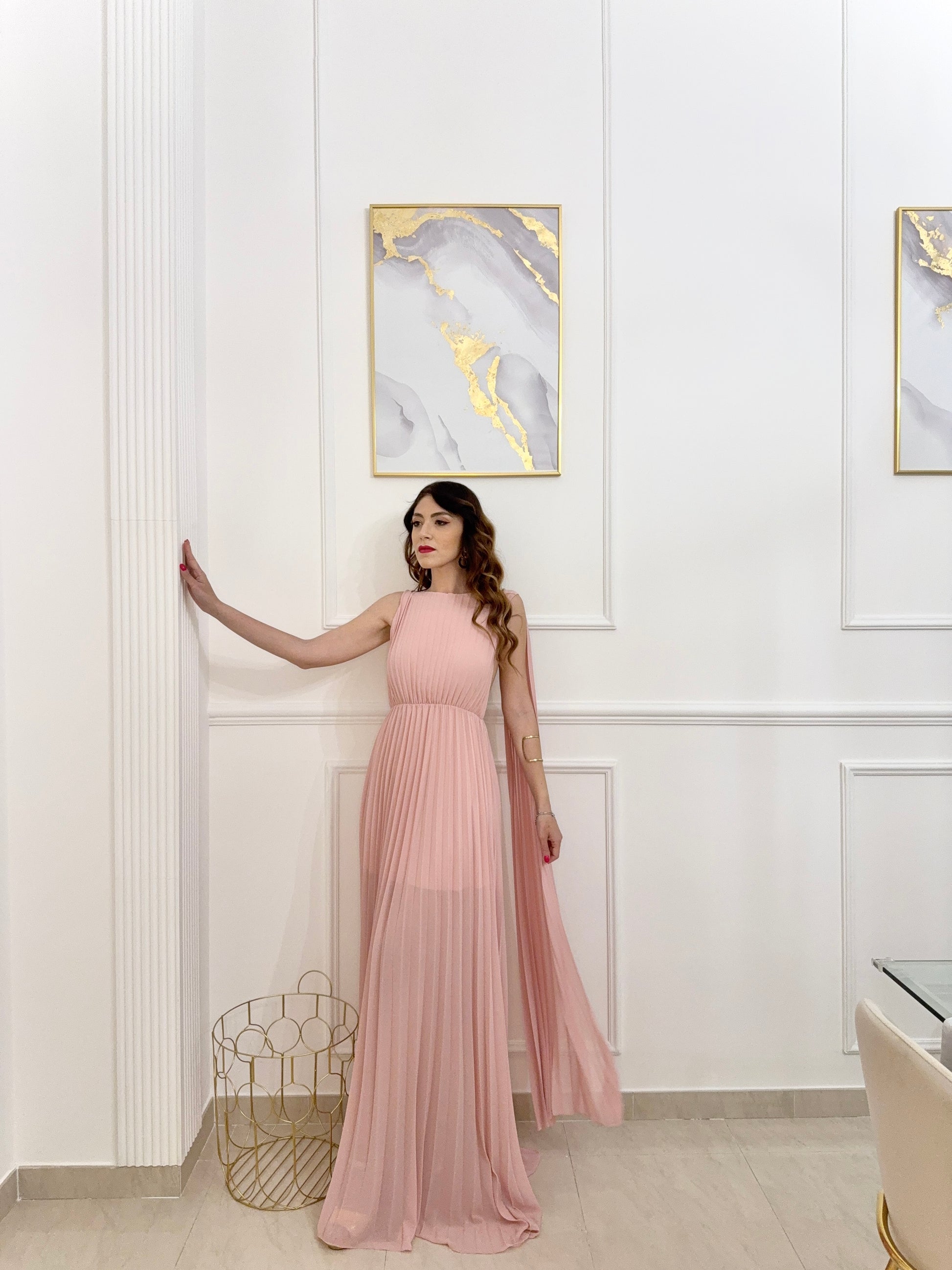 Ragazza con abito rosa a mantelle, sfondo paesaggio lacustre e monti