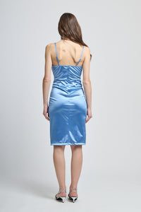 Satin azzurro fluido, abito midi, design affascinante, atmosfera rinfrescante