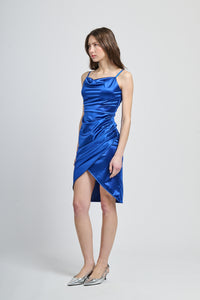 Satin bluette delicato, abito midi, design romantico, atmosfera rinfrescante