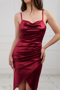 Satin bordo fluido, abito midi, design affascinante, atmosfera rinfrescante