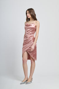 Satin rosa antico opulento, abito midi, design retrò, atmosfera affascinante