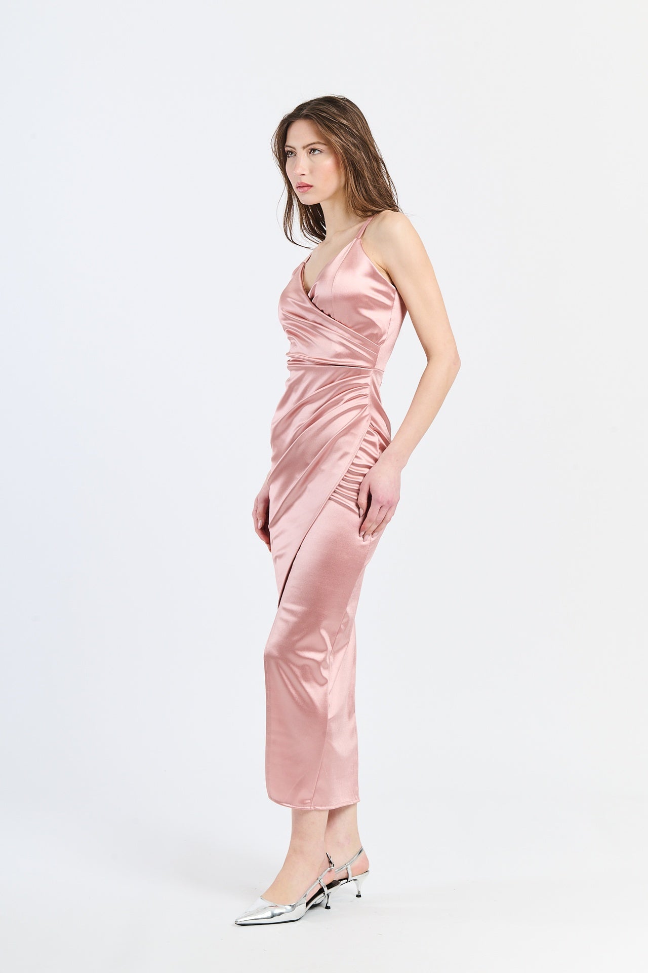 Satin rosa antico opulento, abito slim, design affascinante, per serate notturne
