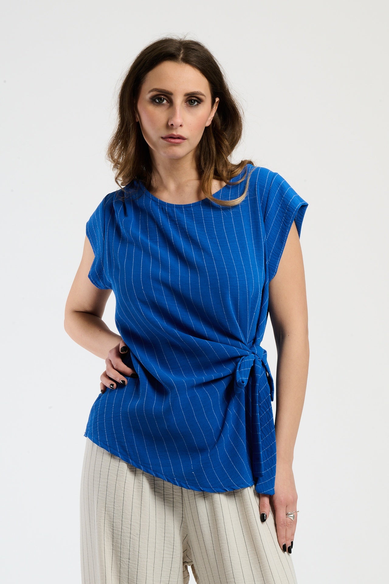 Outfit bluette composto da top e pantaloni, stile leggero e accattivante.