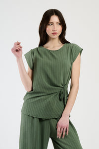 Set colore militare su donna: top senza spalline e pantaloni, carattere e originalità.