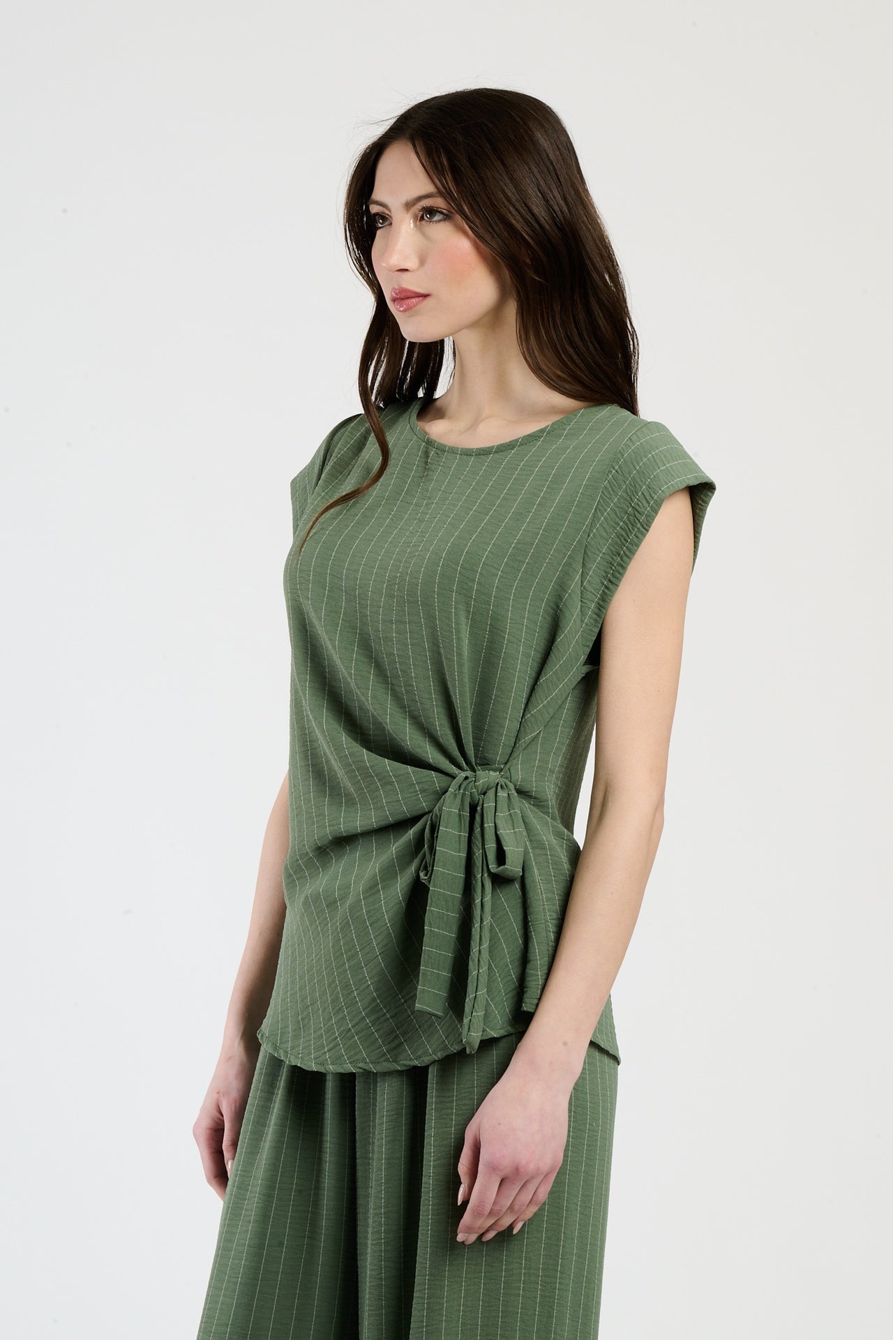 Set militare con top a maglia e pantaloni ampi, robustezza e comfort.