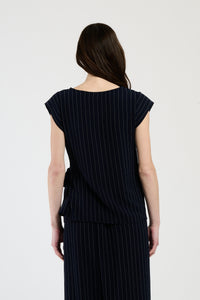 Set nero con top a maglia e pantaloni ampi, potenza e comfort.