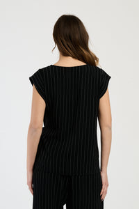 Set nero su donna: top senza spalline e pantaloni, eleganza atemporale 