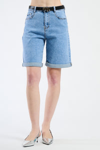Shorts di jeans a vita alta, vestibilità regolare e chiusura a cerniera, perfetti per un look casual estivo.