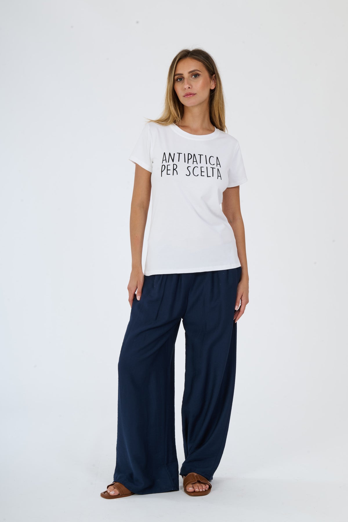 T-shirt bianca “ANTIPATICA PER SCELTA” e pantaloni scuri: outfit donna