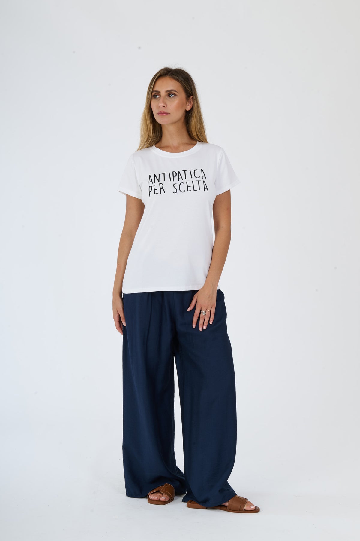 T-shirt bianca “ANTIPATICA PER SCELTA” e pantaloni scuri: outfit donna