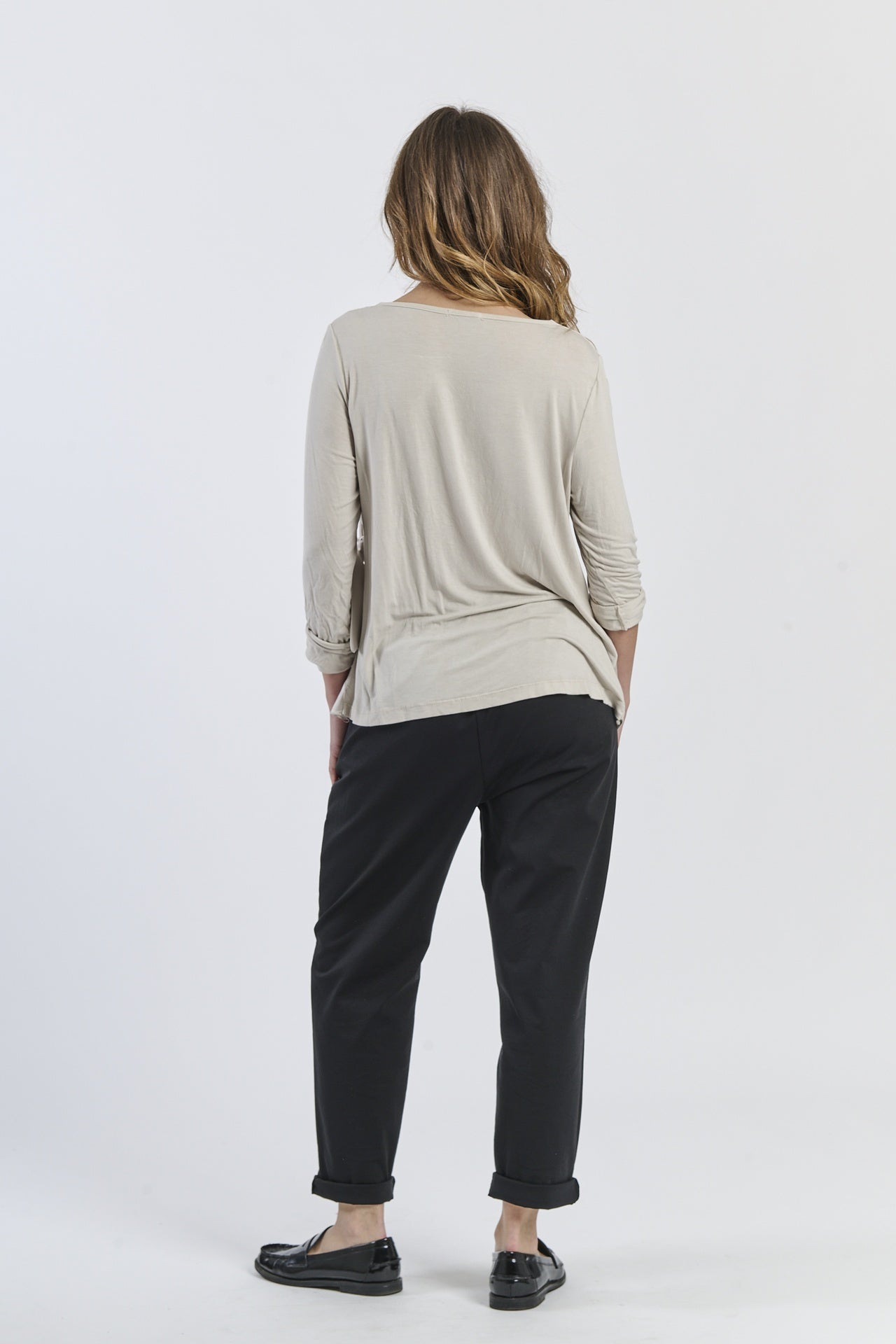 Top beige constile fluido e fascia laterale, design sobrio