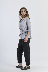 Top grigio chiaro constile fluido e fascia laterale, design sobrio