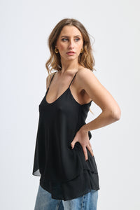 Top nero cropped condesign minimalista e potente