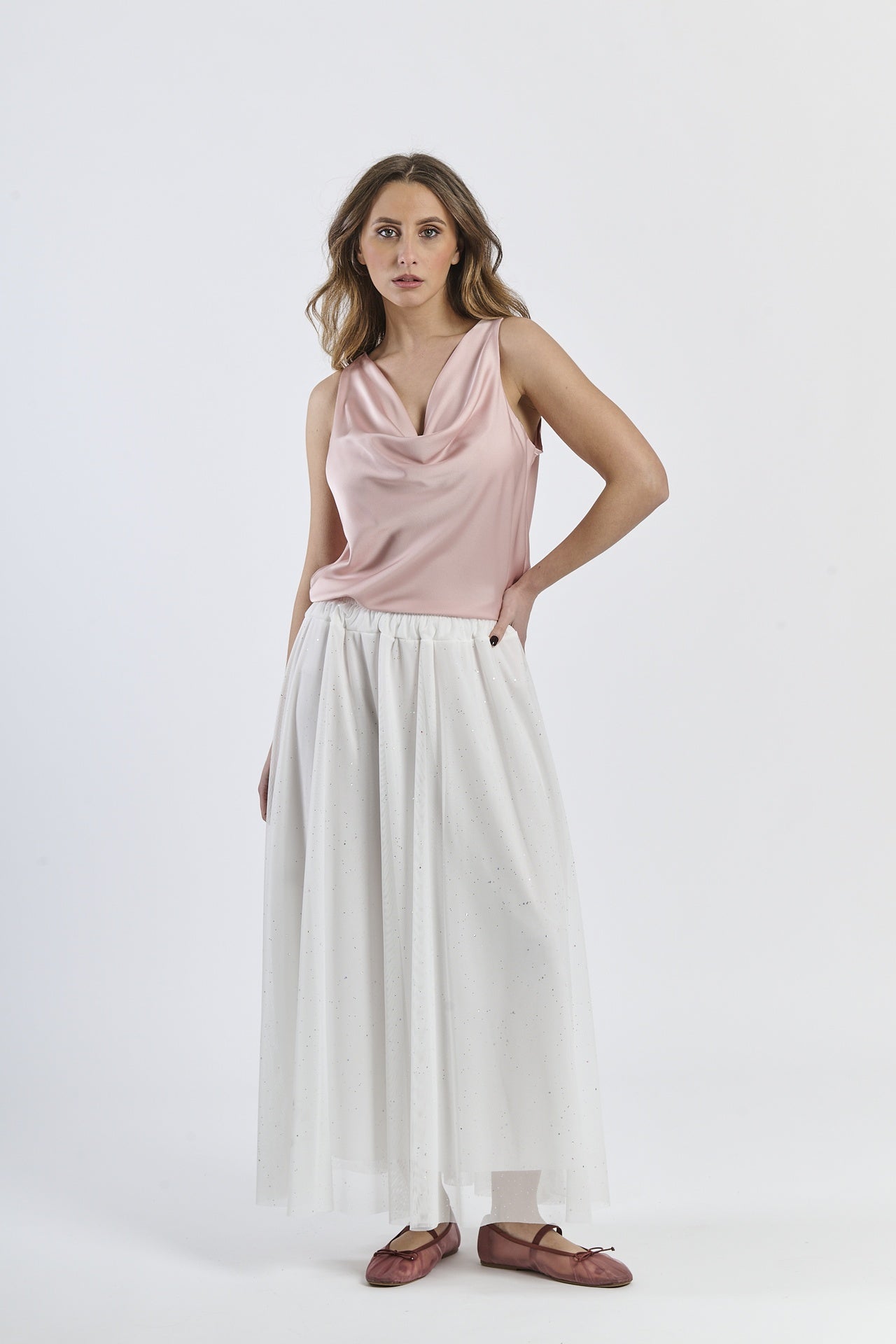 Top rosa e gonna bianca, stile elegante e minimalista