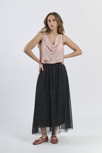 Top rosa e gonna nero-argento, mix di luce e ombra