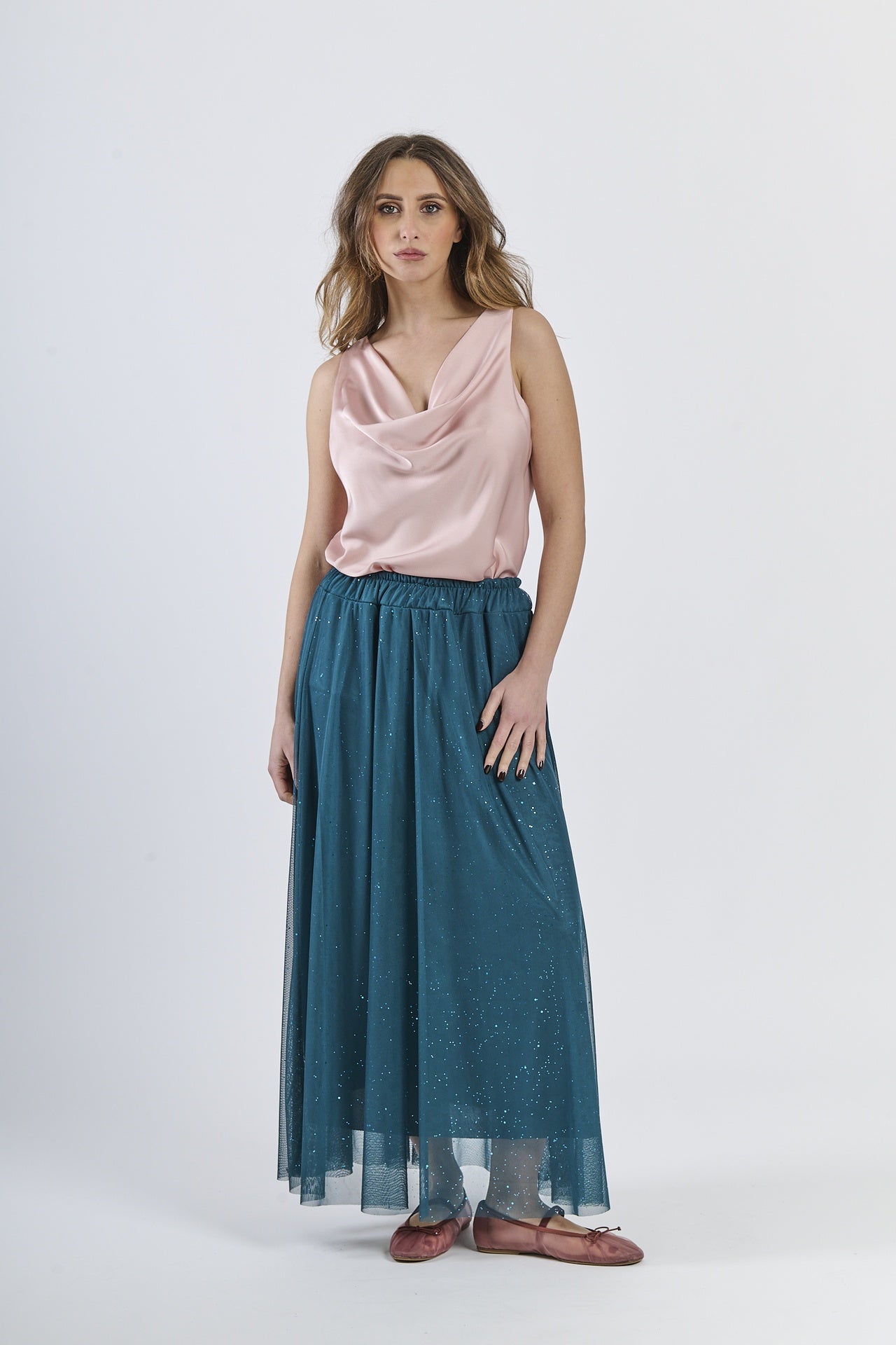 Top rosa e gonna ottanio, stile elegante e raro