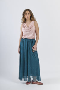 Top rosa e gonna ottanio, stile elegante e raro