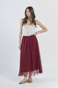 Top rosa e gonna vino, stile passionale e luxoso