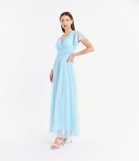 Tulle azzurro delicato, scollo profondo, maniche ruffle, atmosfera leggera