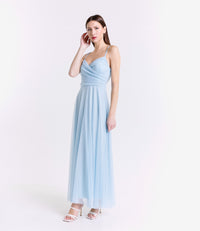 Tulle azzurro leggero, abito con decolleté, stile romantico