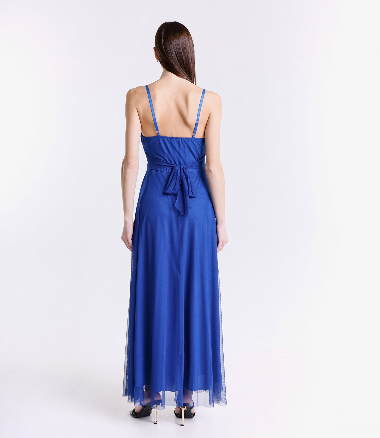 Tulle bluette delicato, decolleté dolce, stile romantico