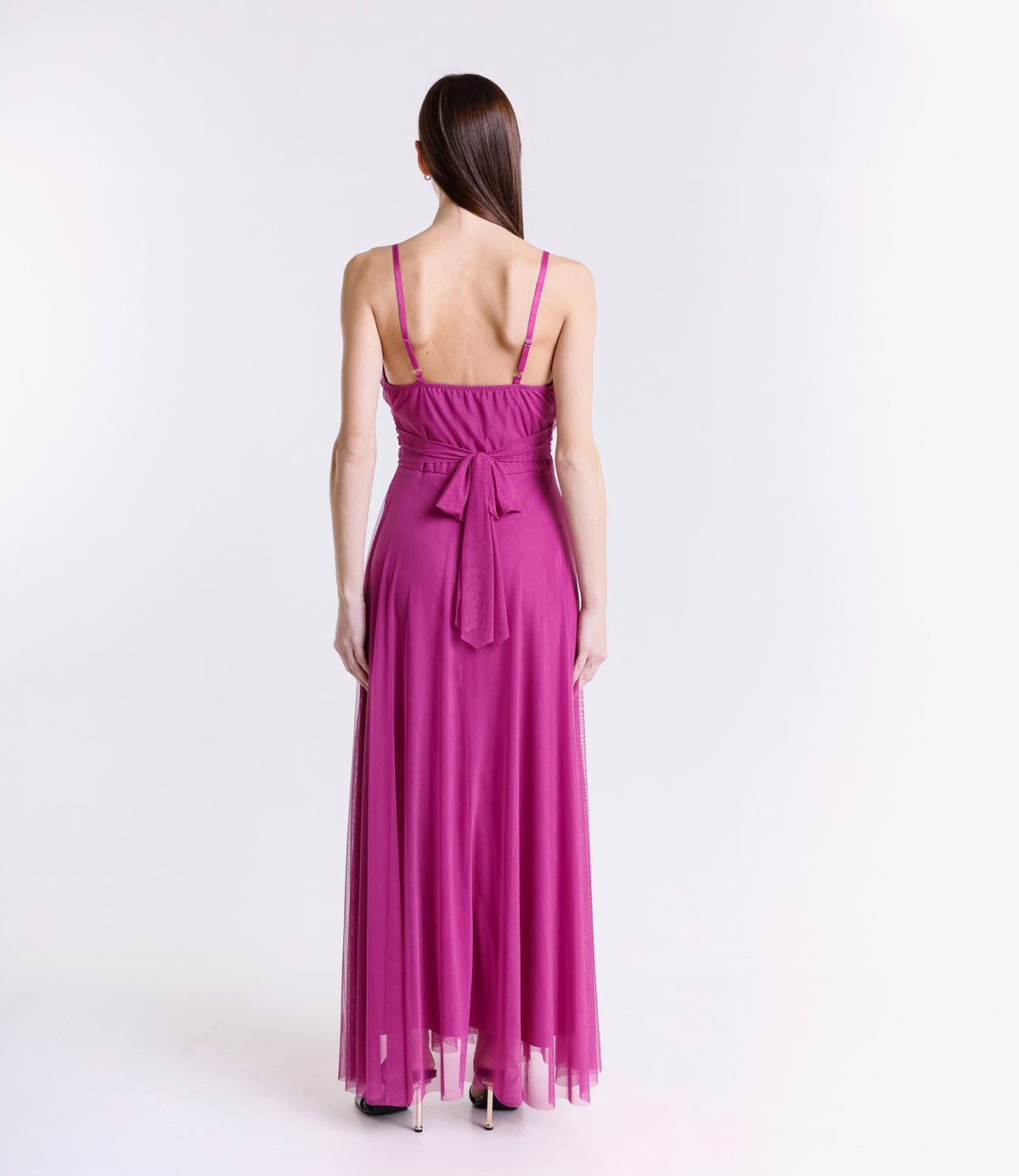 Tulle ciliegio dolce, decolleté delicato, stile femminile