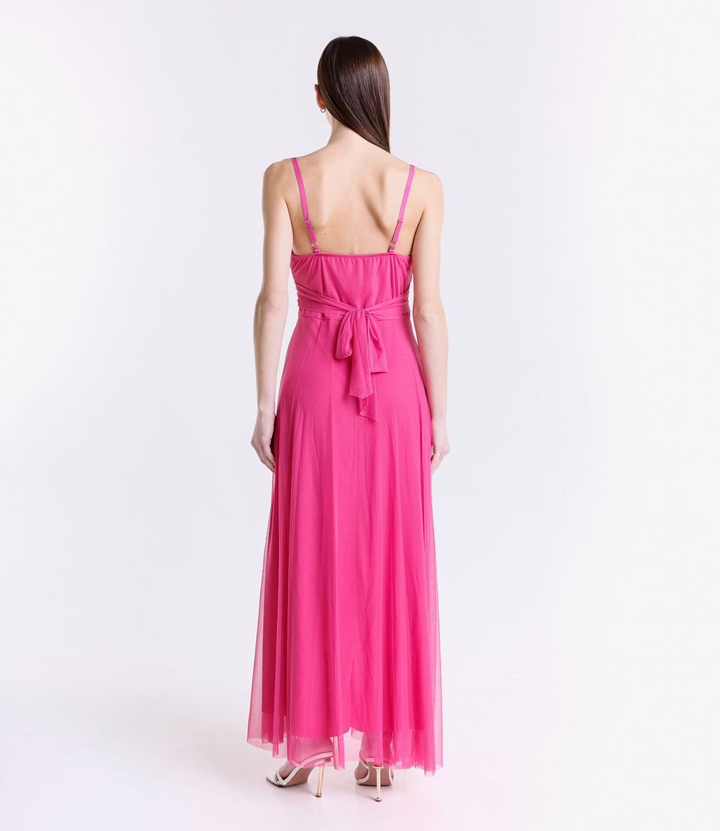 Tulle fuxia accattivante, decolleté audace, stile sexy