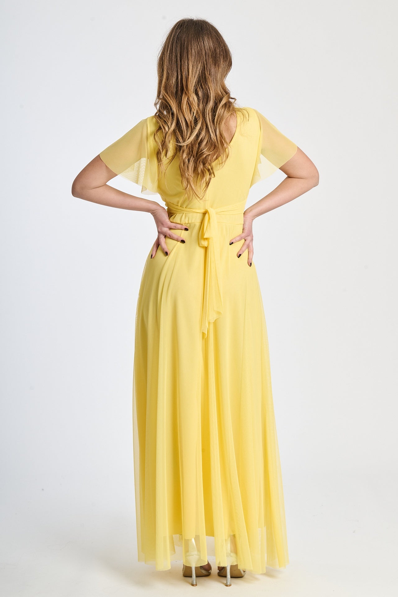 Tulle giallo luminoso, scollo profondo, maniche ruffle, atmosfera rinfrescante