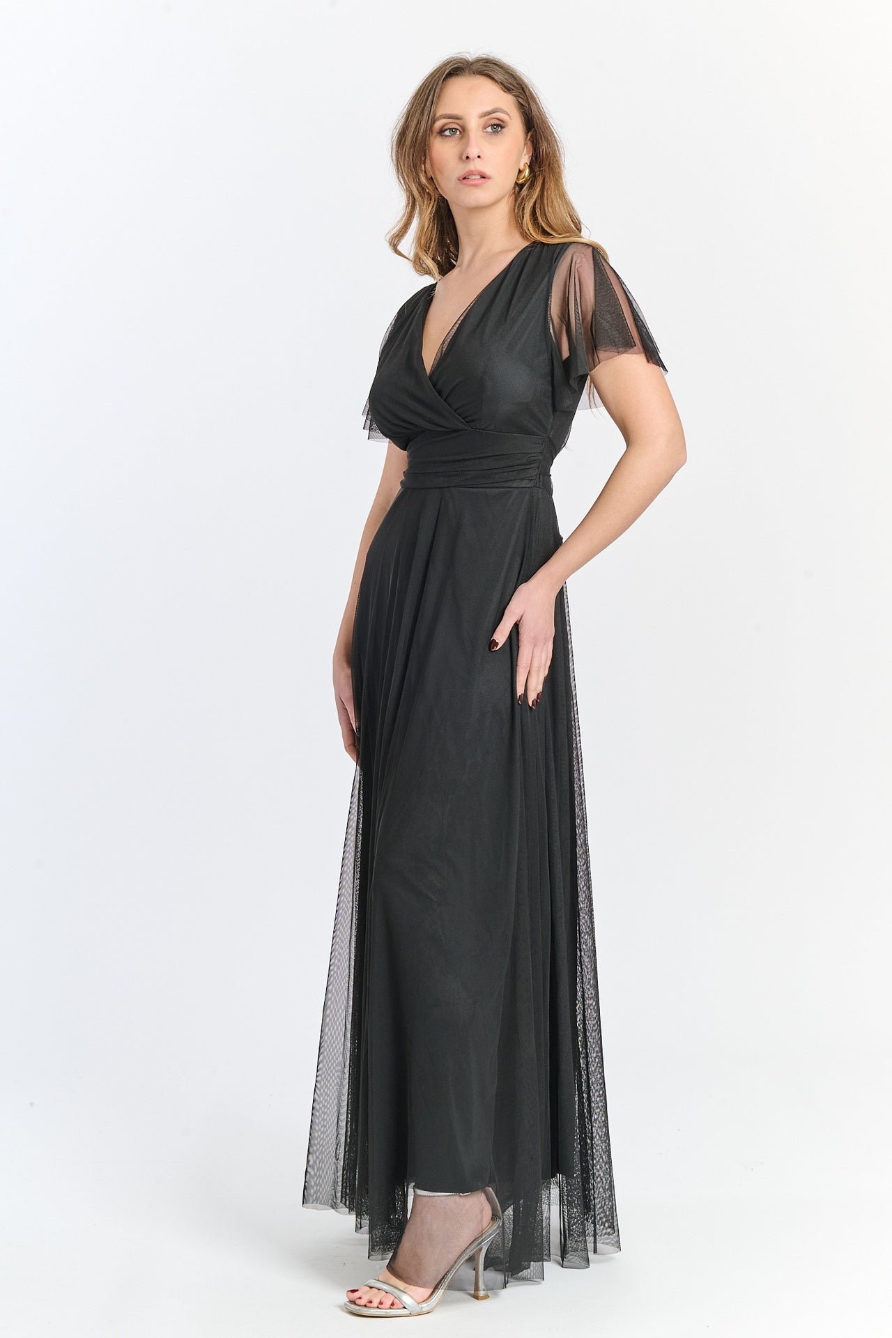 Tulle nero lussuoso, scollo profondo, maniche ruffle, atmosfera sofisticata