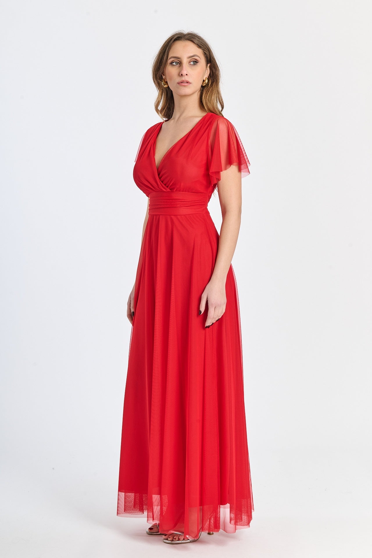 Tulle rosso vibrante, scollo profondo, maniche ruffle, atmosfera intensa