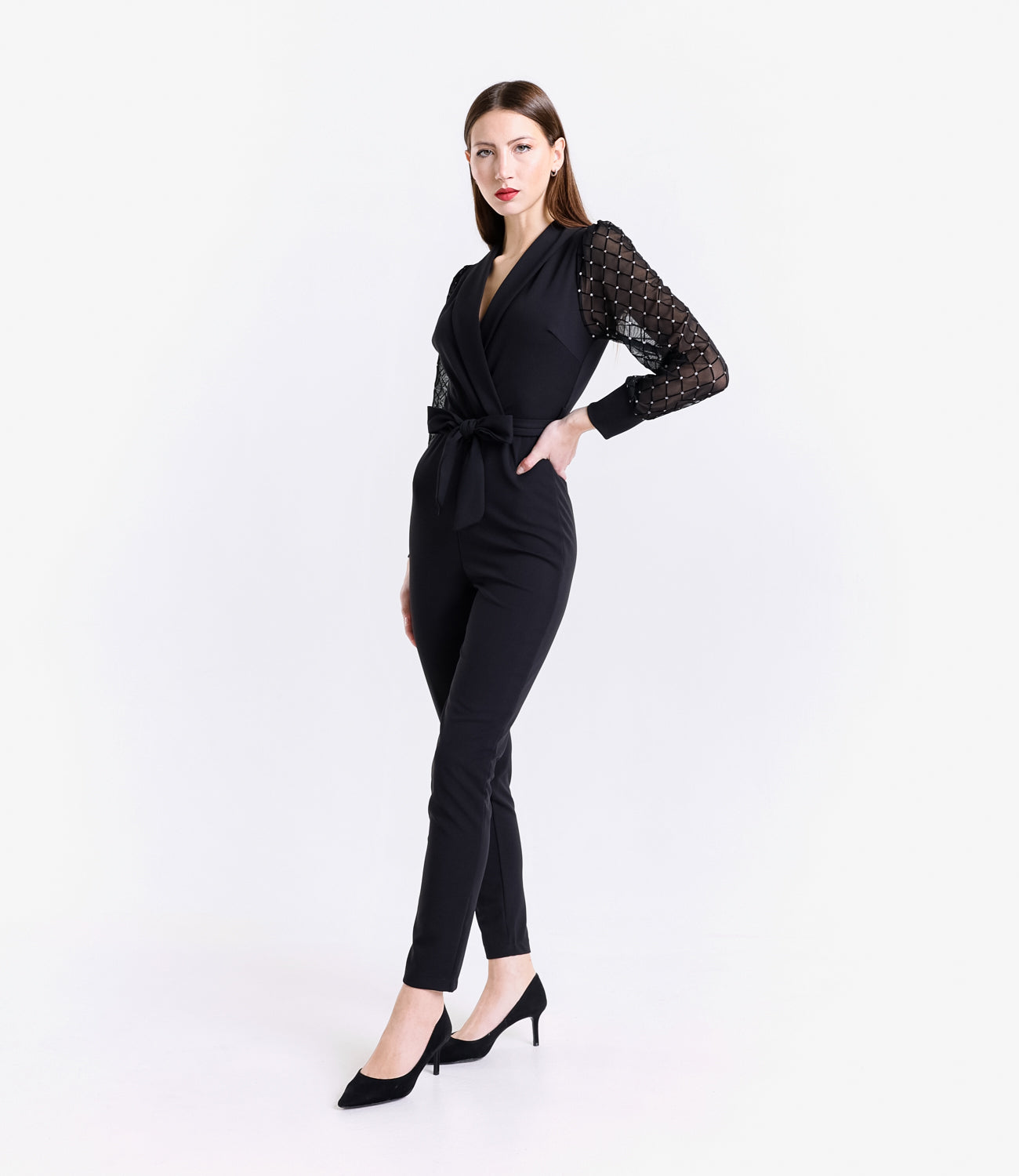 Tuta jumpsuit nera, design avvolgente con maniche di tulle decorativo
