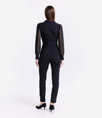 Tuta nera elegante con scollo a V e maniche in pizzo, ideale per un look sofisticato