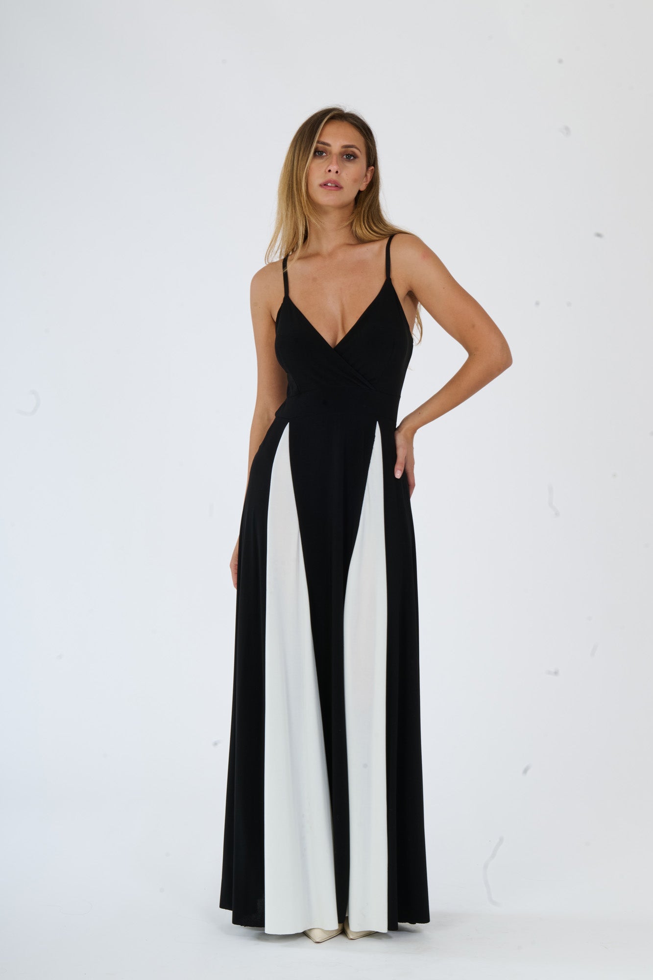 Un abito dai lineamenti puliti e dalla forma flessuosa, che si adatta perfettamente al corpo.