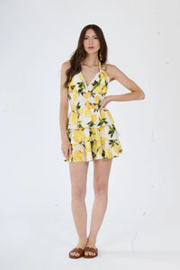 Un grazioso vestito giallo che trasmette allegria e vitalità.