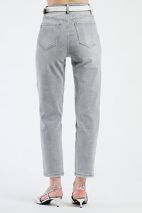 Un'immagine di jeans azzurri in un'interfaccia web semplice.