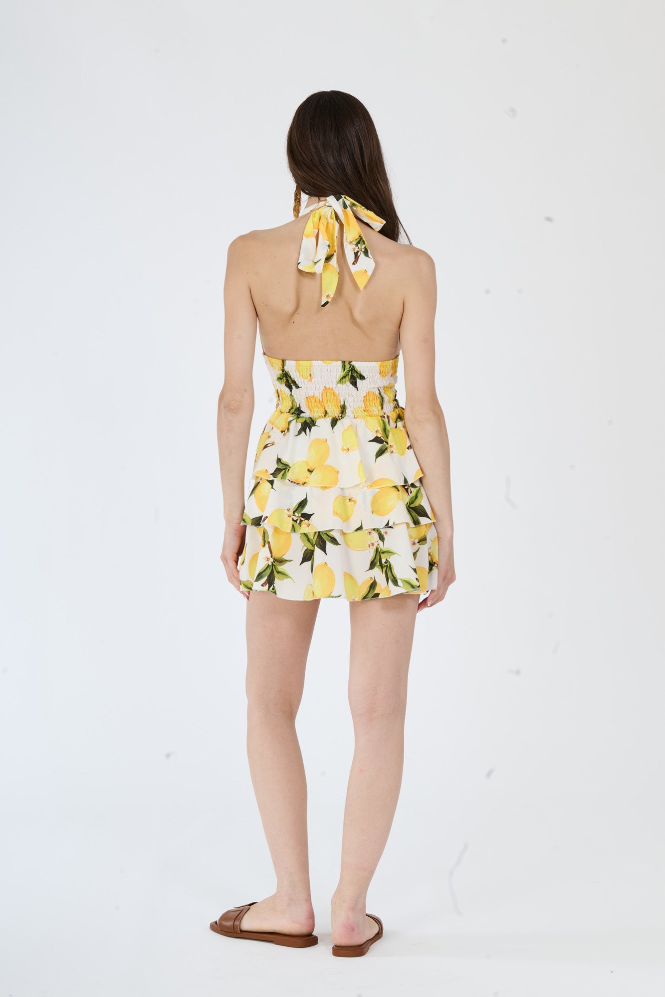 Un vestito giallo di moda con un look moderno.