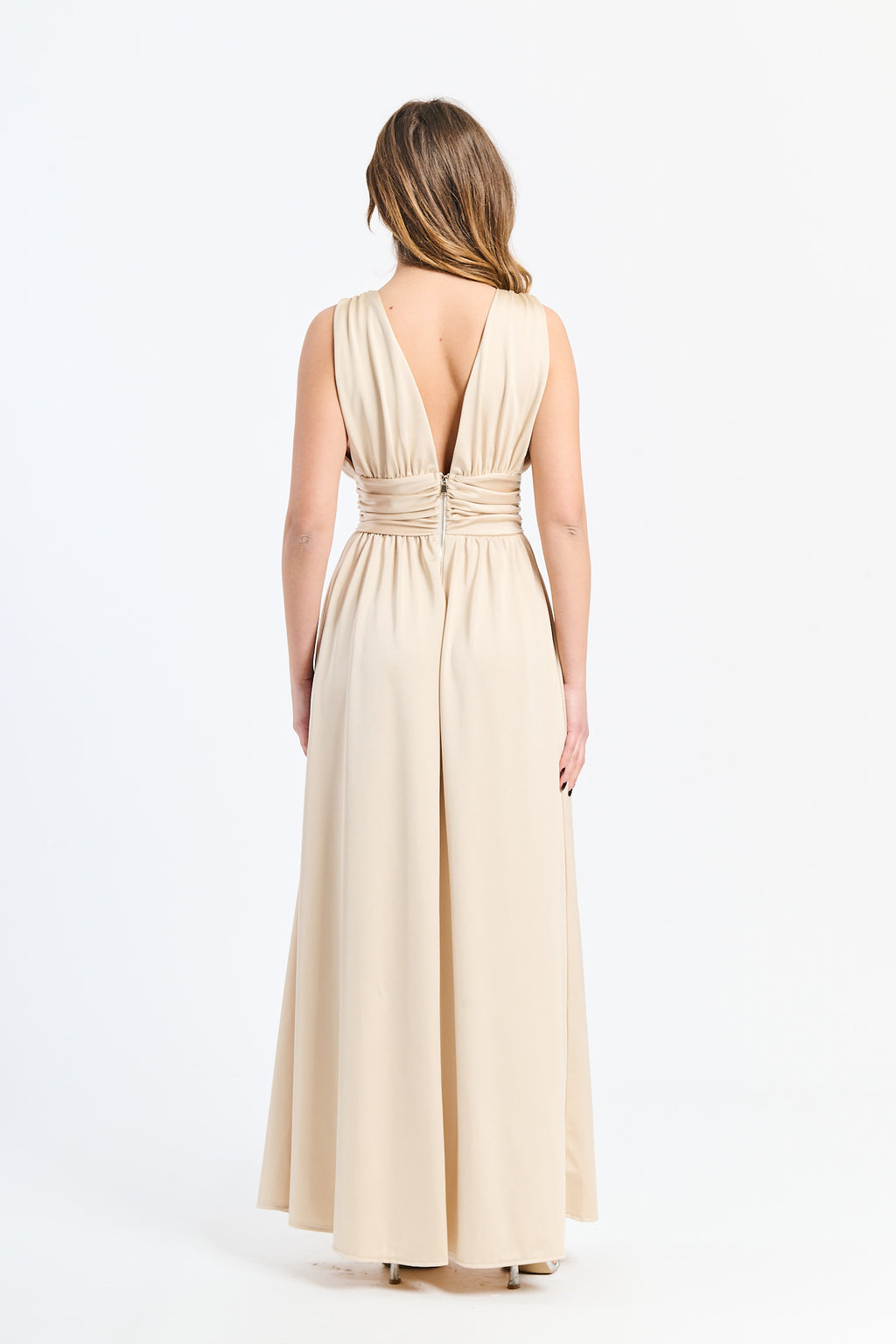 Vestito Beige con silhouette avvolgente e scollo a V, ideale per eventi formali e serate sobrie.