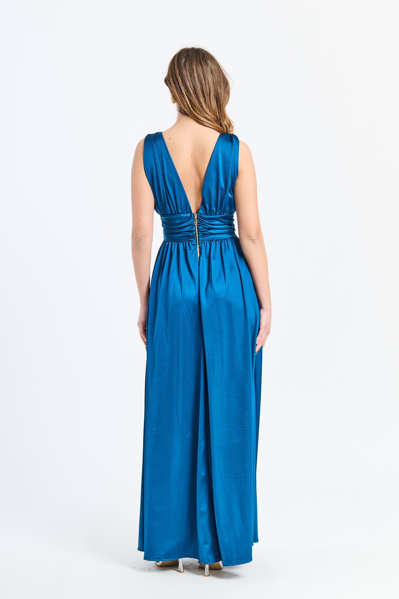 Vestito Ottanio con silhouette aderente e scollo a V, ideale per eventi all’aperto e serate estive.