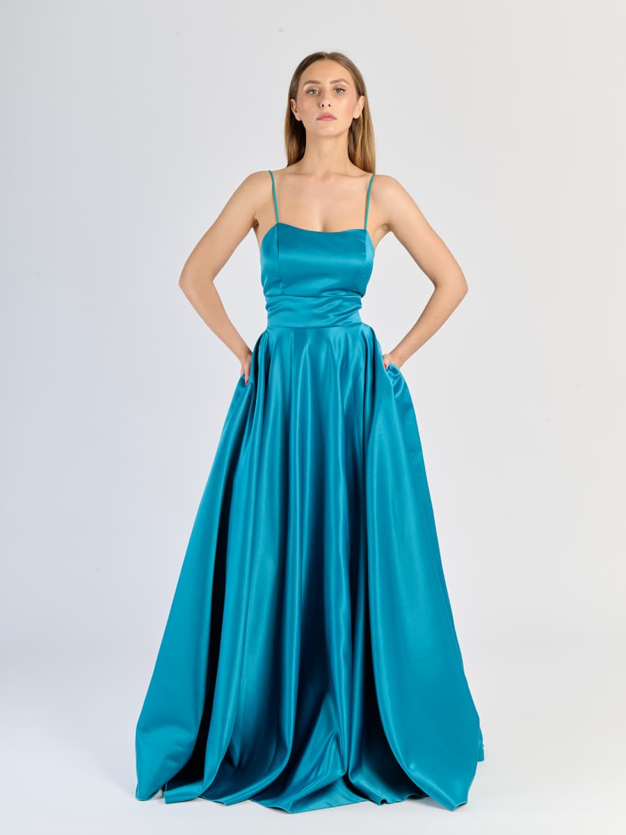 Vestito Ottanio elegante con gonna ampia e fasce decorativas sul busto
