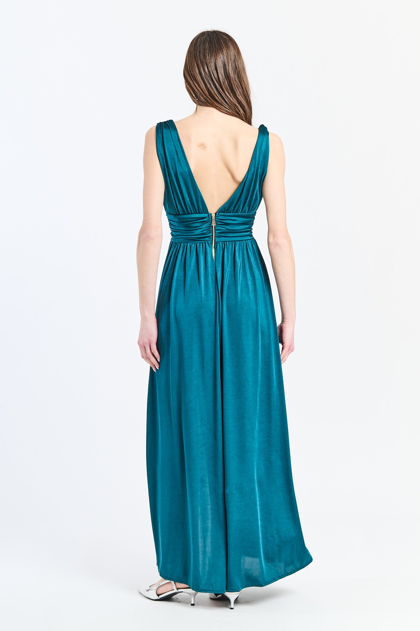 Vestito Verde.S con silhouette aderente e scollo a V, ideale per eventi all’aperto e serate estive.