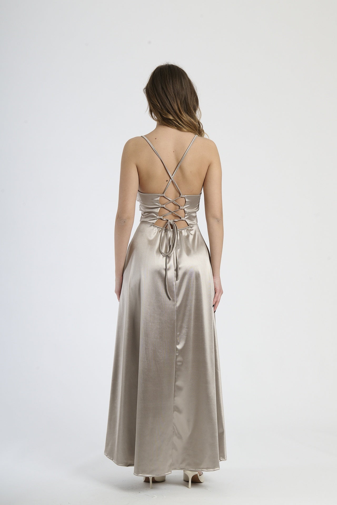 Vestito accattivante TABACCO in raso, taglio maxi con spalline sottili, ideale per eventi speciali.