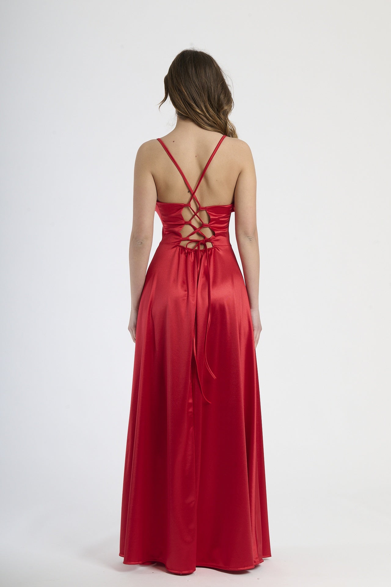 Vestito audace rosso, taglio maxi con dettagli drappati e apertura sul fianco, ideale per eventi formali.